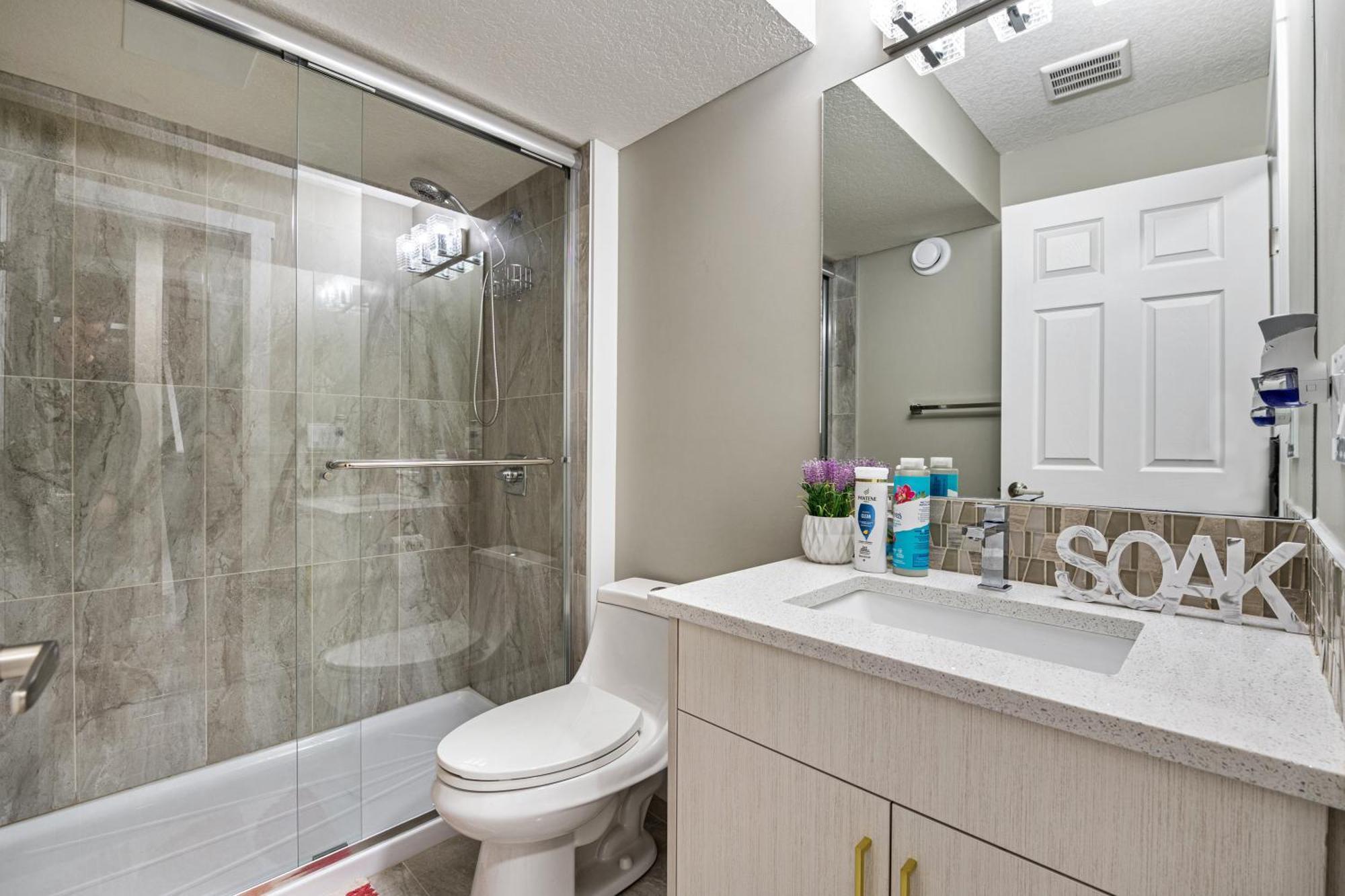 Modern 2 Bedroom Basement Suite With Laundry YYC Exterior photo
