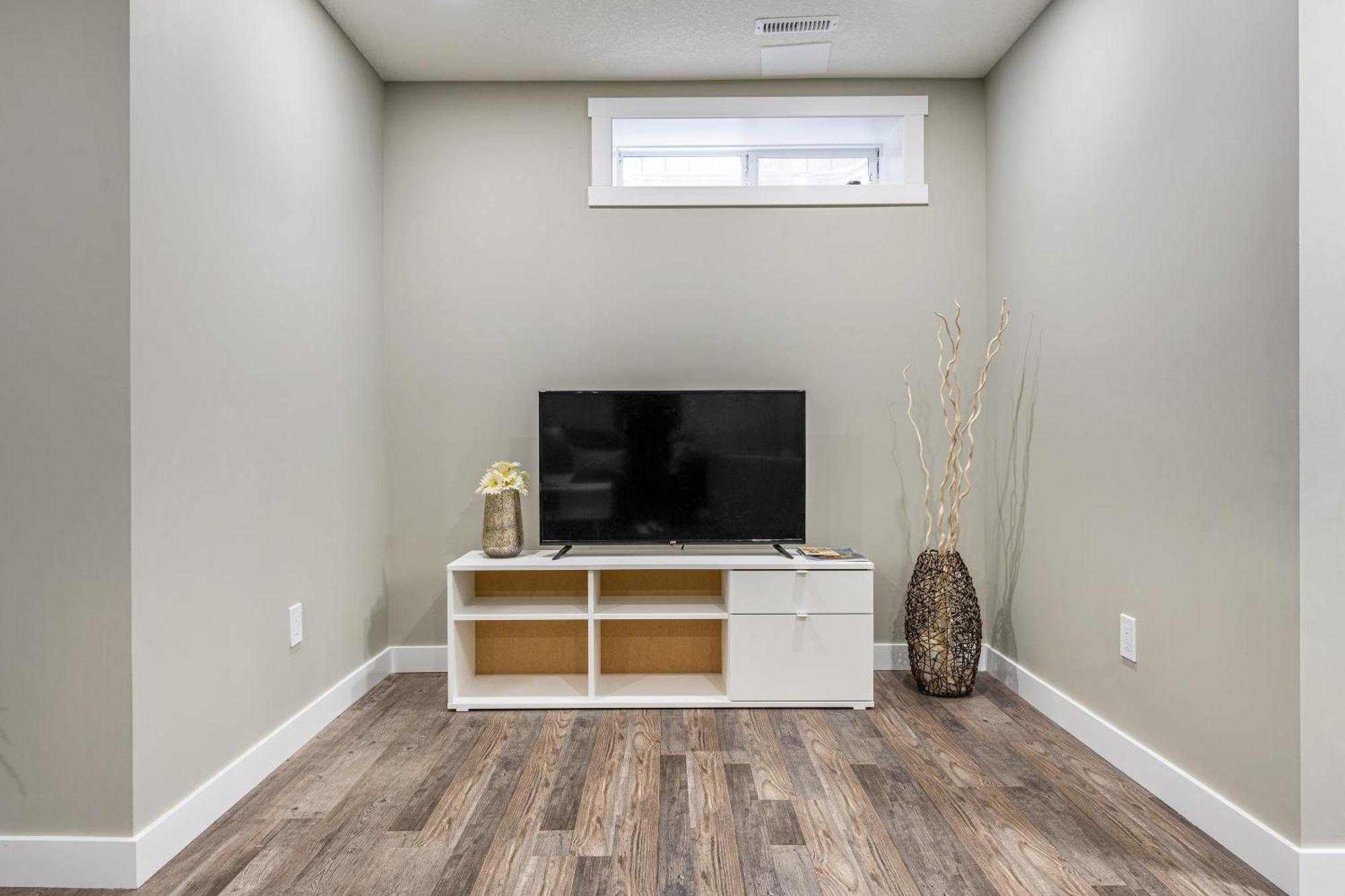 Modern 2 Bedroom Basement Suite With Laundry YYC Exterior photo