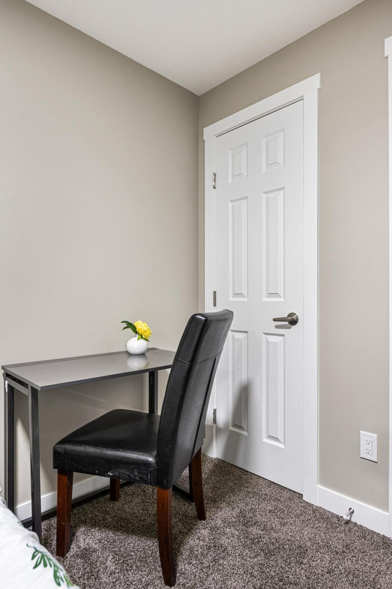 Modern 2 Bedroom Basement Suite With Laundry YYC Exterior photo