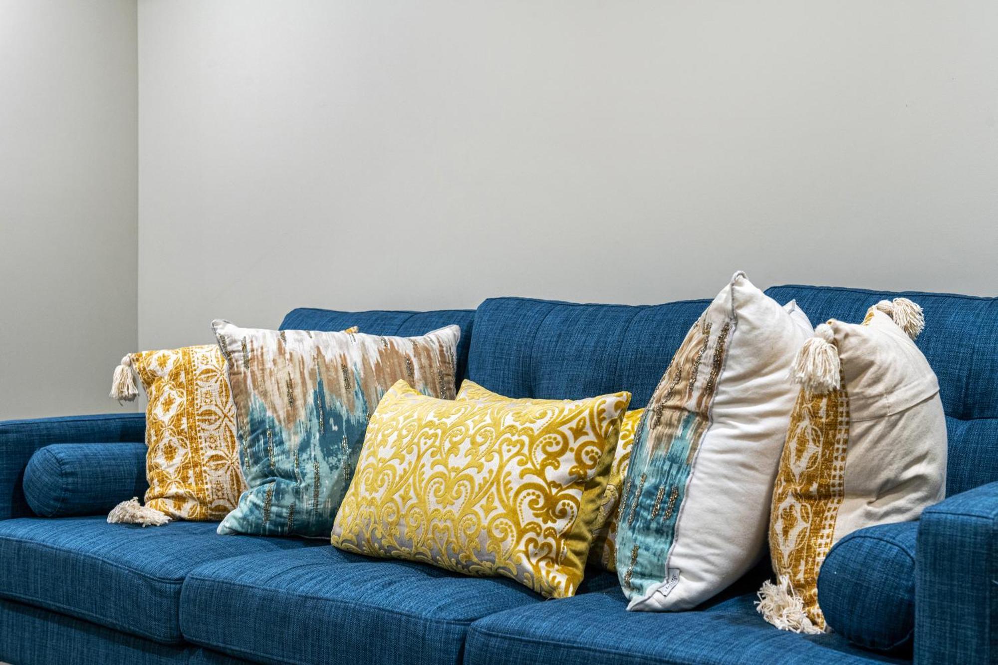 Modern 2 Bedroom Basement Suite With Laundry YYC Exterior photo