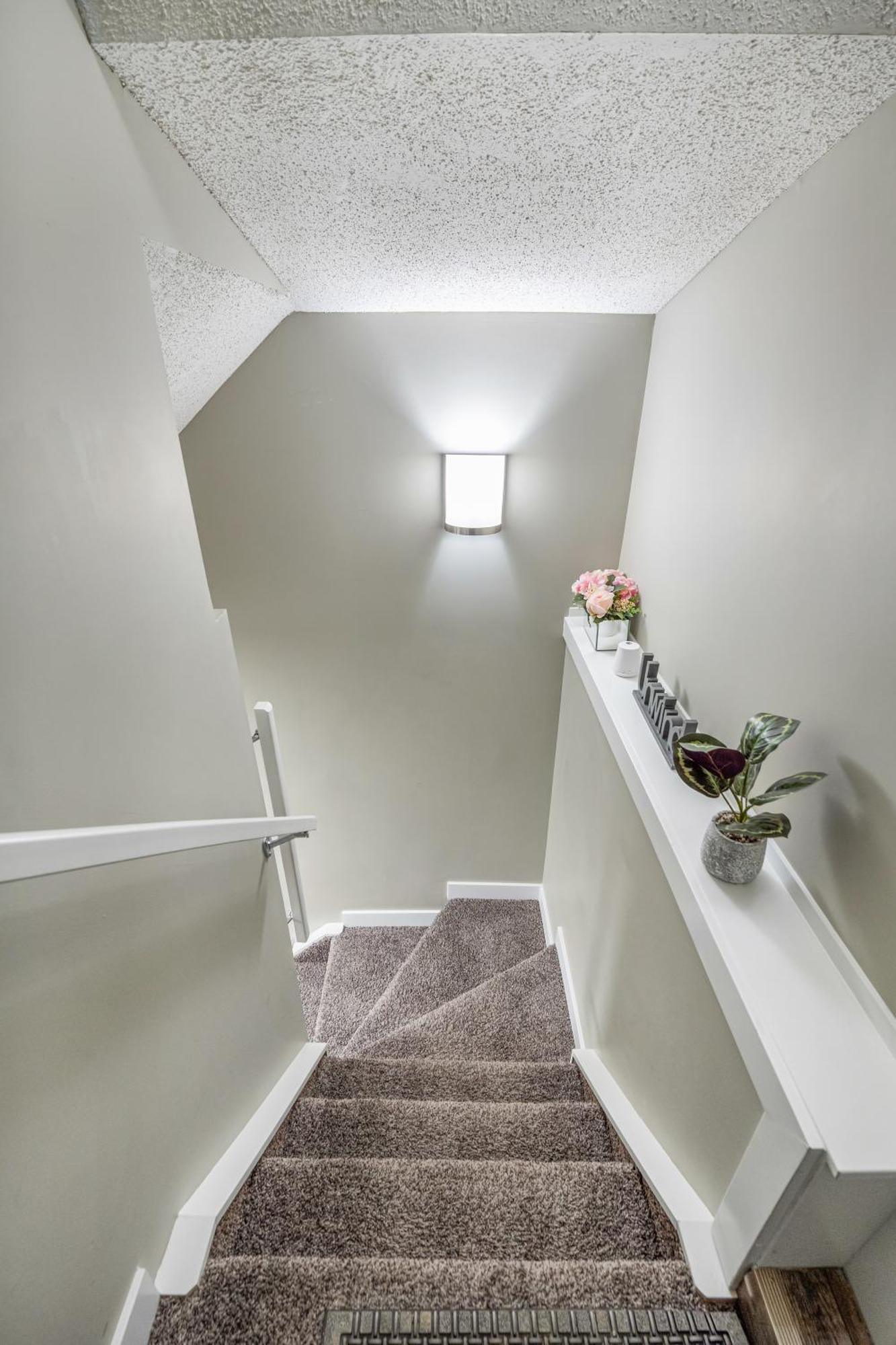 Modern 2 Bedroom Basement Suite With Laundry YYC Exterior photo