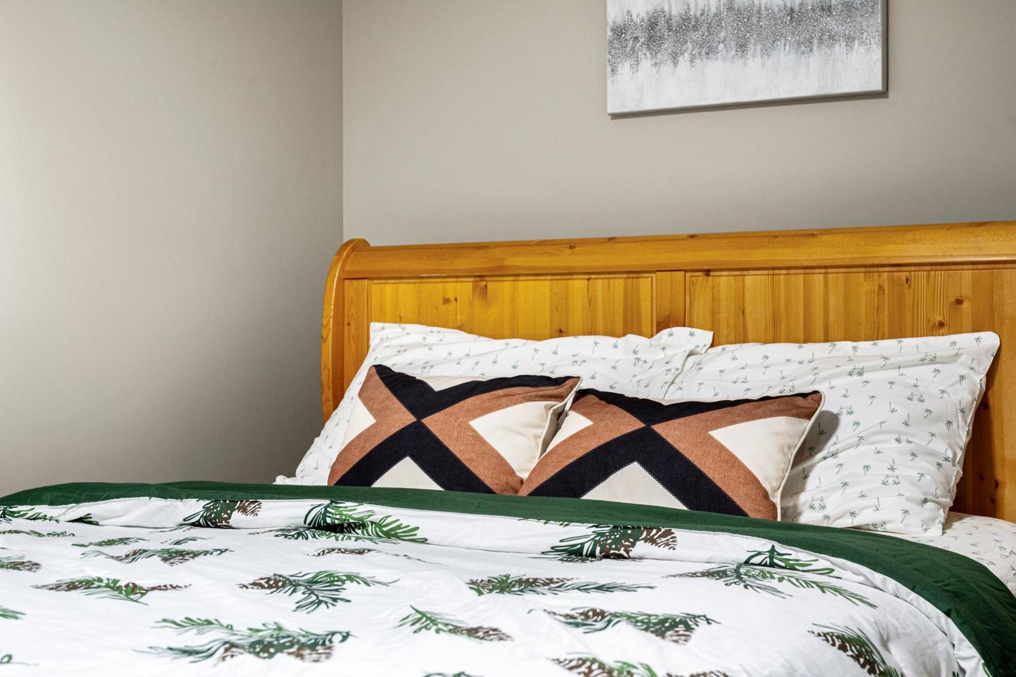 Modern 2 Bedroom Basement Suite With Laundry YYC Exterior photo